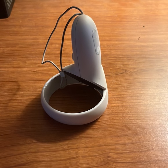 I am selling a oculus quest 2 the brand for this oculus - Picture 3 of 8